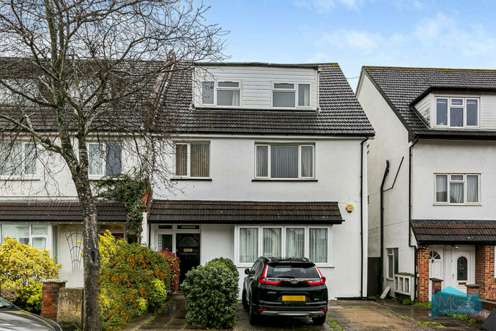 2 Bedroom Apartment To Rent In Chislehurst Avenue, North Finchley, London, N12