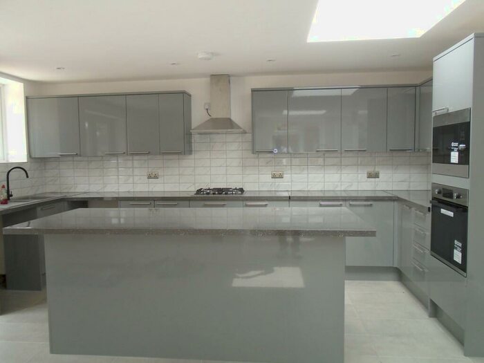 4 Bedroom Bungalow To Rent In North Road, Crawley, RH10