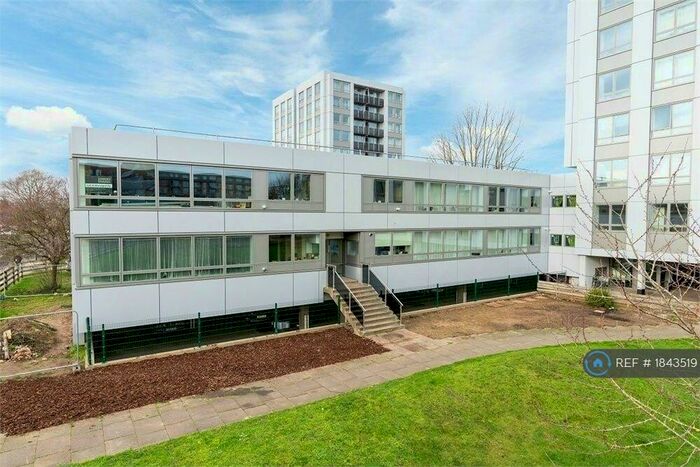 2 Bedroom Flat To Rent In Wellington Close, Walton-On-Thames, KT12