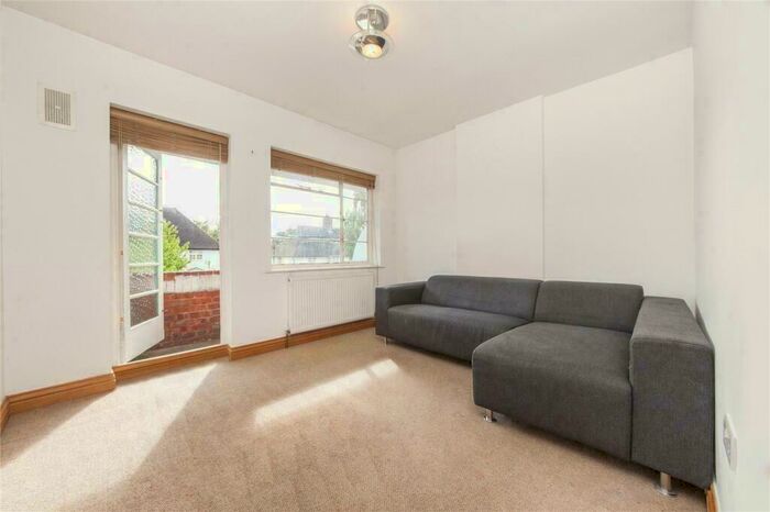 2 Bedroom Apartment To Rent In Ossulton Way, East Finchley, N2