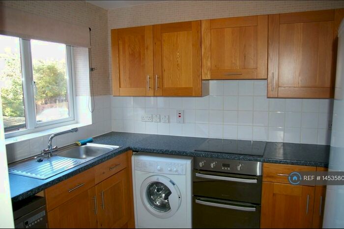 2 Bedroom Flat To Rent In Blenheim Road, Maidenhead, SL6