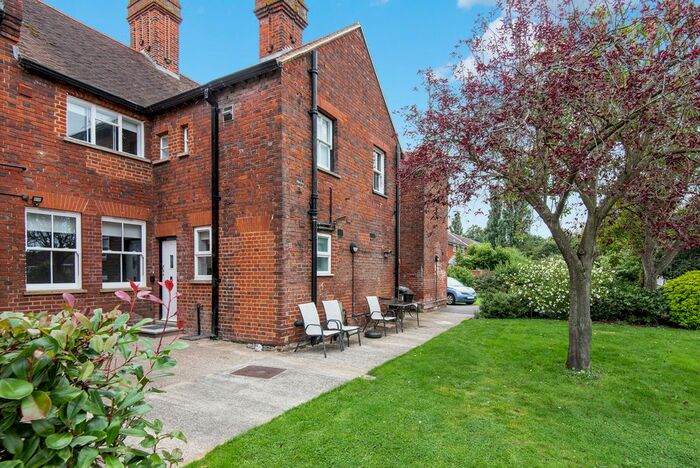 1 Bedroom Flat To Rent In Straight Road, Old Windsor, SL4