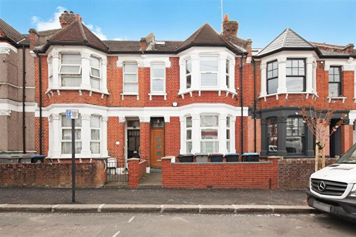 3 Bedroom Flat To Rent In Pine Road, London, NW2