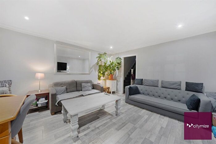 4 Bedroom Town House For Sale In Lansbury Avenue, Romford, RM6