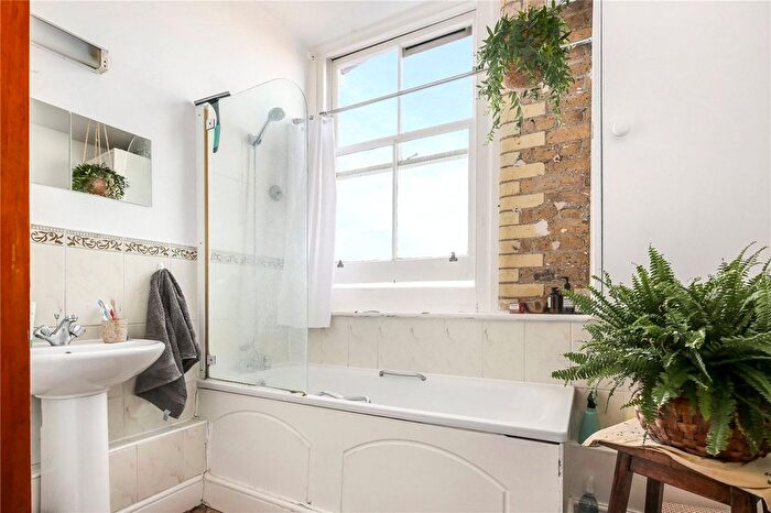 1 Bedroom Flat For Sale In Colonnades Apartments, Sylvester Road, London, E8