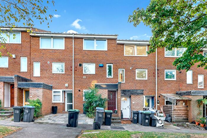 2 Bedroom Maisonette For Sale In Chepstow Rise, Croydon, CR0