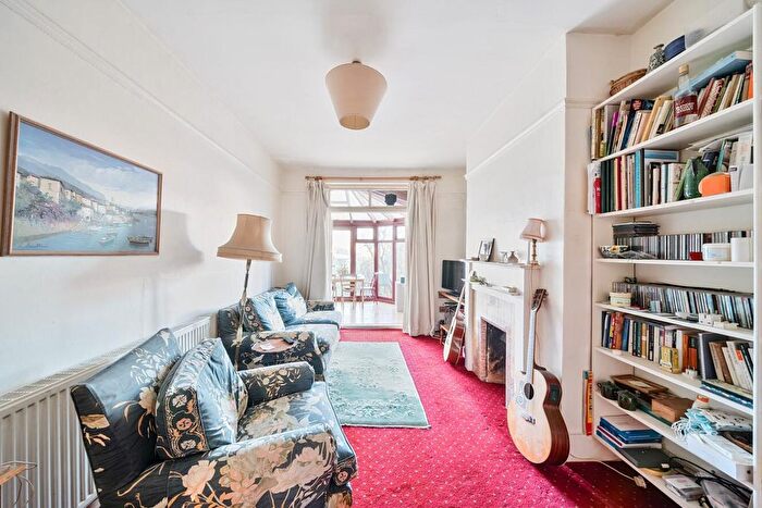 1 Bedroom Flat For Sale In Hillfield Avenue, Crouch End, London, N8