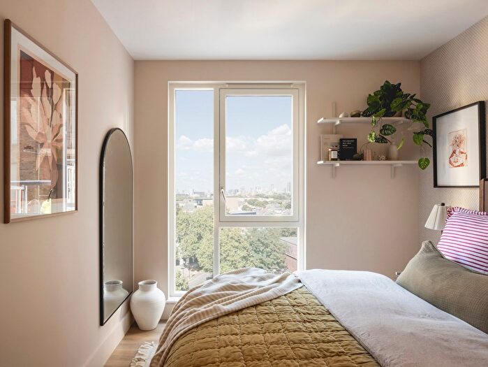 2 Bedroom Flat To Rent In Mill Mead, Staines, TW18