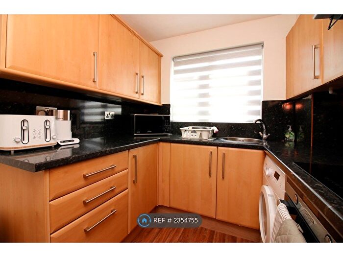 1 Bedroom Flat To Rent In Glebe Close, Loughton, Milton Keynes, MK5