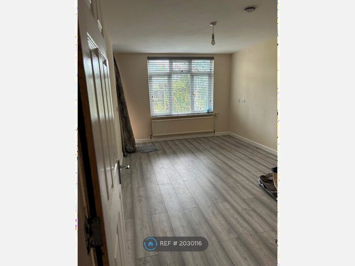 2 Bedroom Maisonette To Rent In Hope Close, London, SE12