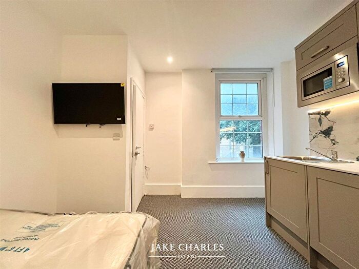 Studio To Rent In Bond Street, London, W5