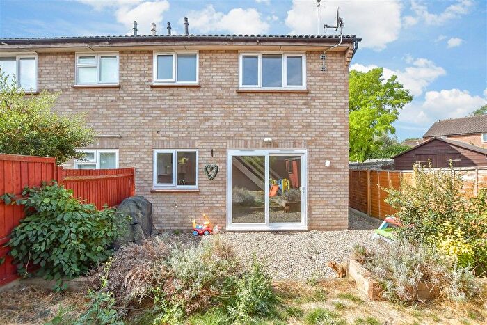 1 Bedroom Semi-Detached House For Sale In Gassons Road, Snodland, Kent, ME6