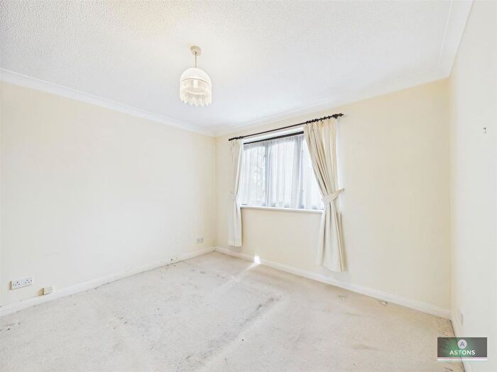 2 Bedroom Flat For Sale In Connaught Gardens, West Green, RH10