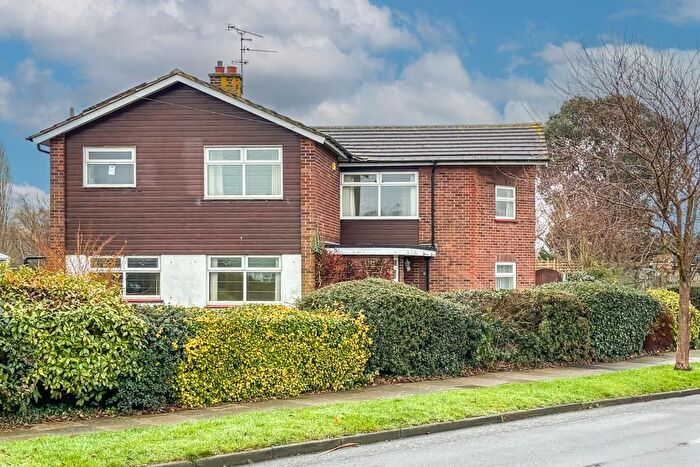 4 Bedroom Detached House For Sale In Wyatts Drive, Thorpe Bay, SS1