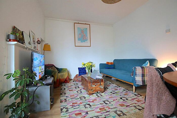 3 Bedroom Flat To Rent In Spelman Street, London, E1