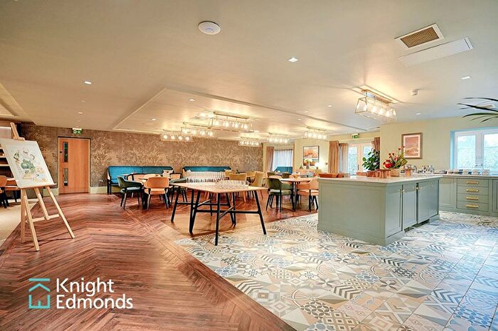 2 Bedroom Flat For Sale In Kings Square, Leeds, ME17