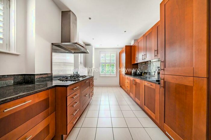 2 Bedroom Flat For Sale In Westerham Road, Keston, BR2