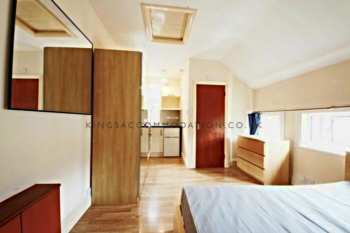 Studio To Rent In Bonham Road, Brixton, SW2