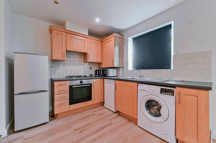 2 Bedroom Flat To Rent In Blakes Road, Peckham, London, SE15
