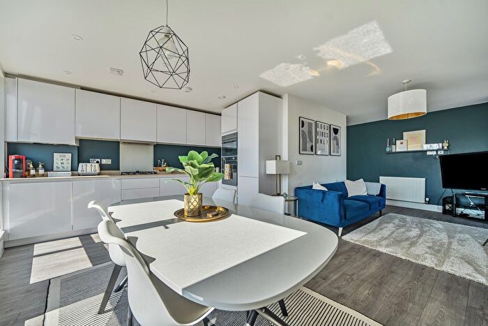 2 Bedroom Flat For Sale In Masons Hill, Bromley, BR2