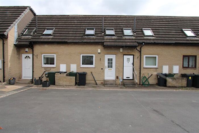 2 Bedroom Town House To Rent In Amblers Croft, Bradford, BD10