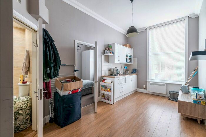 Studio To Rent In Elsham Road, London, W14