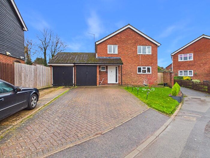 4 Bedroom Link Detached House For Sale In Windsor Close, Towcester, NN12