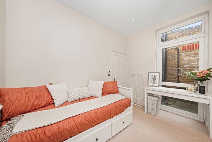 2 Bedroom Flat To Rent In Earlsfield Road, Earlsfield, SW18