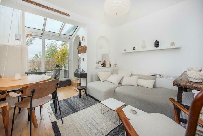 2 Bedroom Flat To Rent In Upper Richmond Road West London, SW14