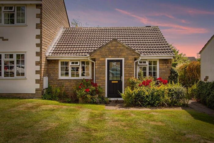 2 Bedroom Semi-Detached Bungalow For Sale In Westwinn View, Leeds, LS14