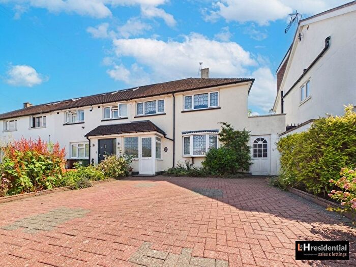 3 Bedroom End Of Terrace House For Sale In Penscroft Gardens, Borehamwood, WD6