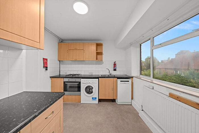 3 Bedroom Apartment To Rent In Chatsworth Road, NW2