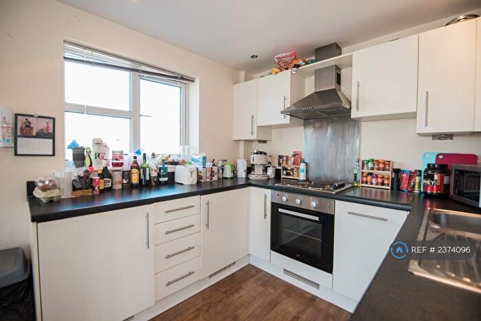 2 Bedroom Flat To Rent In Overstone Court, Cardiff, CF10