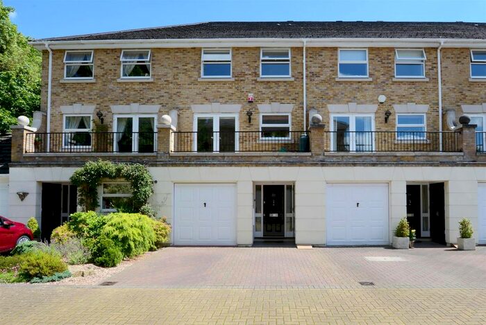 4 Bedroom Town House To Rent In Penners Gardens, Surbiton, KT6