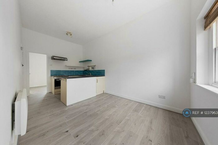 1 Bedroom Flat To Rent In Seymour Court, Knaphill, Woking, GU21