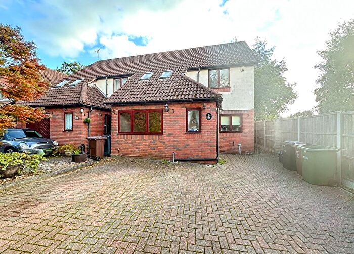 4 Bedroom Semi-Detached House To Rent In Larch Avenue, Bricket Wood, AL2