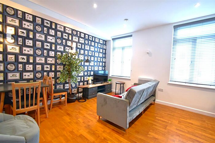 1 Bedroom Flat To Rent In Clarence Street, Staines-Upon-Thames, TW18