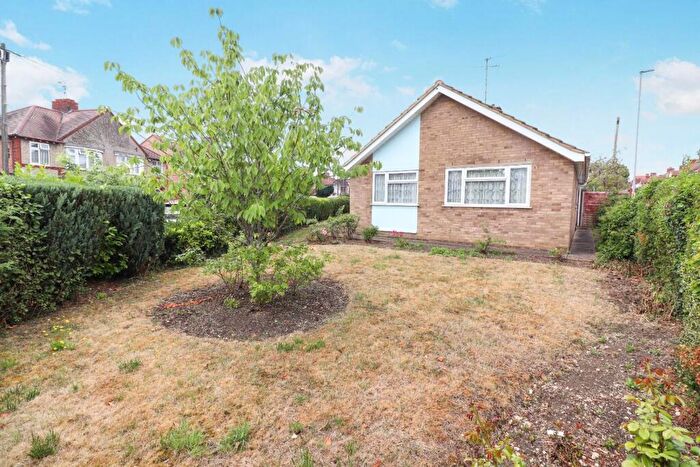 3 Bedroom Detached Bungalow For Sale In Park Avenue, Rushden, NN10