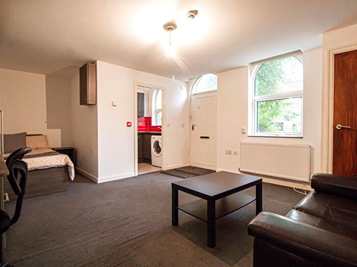 Apartment To Rent In Apt, Brudenell Road #, LS6