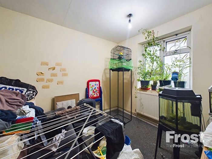 2 Bedroom Flat For Sale In Elmwood Avenue, Feltham, TW13
