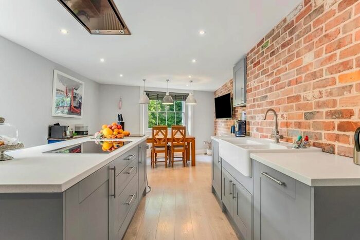 3 Bedroom Flat To Rent In Holly Terrace, Highgate, N6