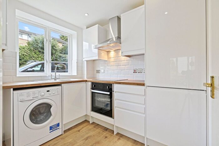2 Bedroom Flat For Sale In Winterburn Close, London, N11
