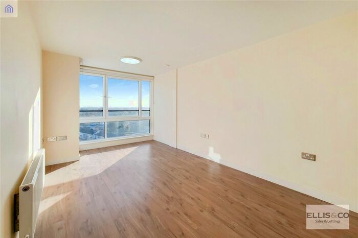 2 Bedroom Flat To Rent In The Green, Southall UB2