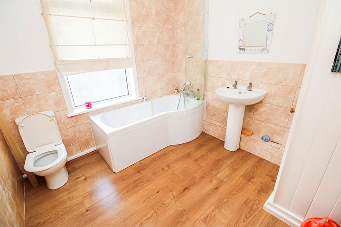 3 Bedroom End Terrace House For Sale In Hawthorne Terrace, Wakefield, WF2