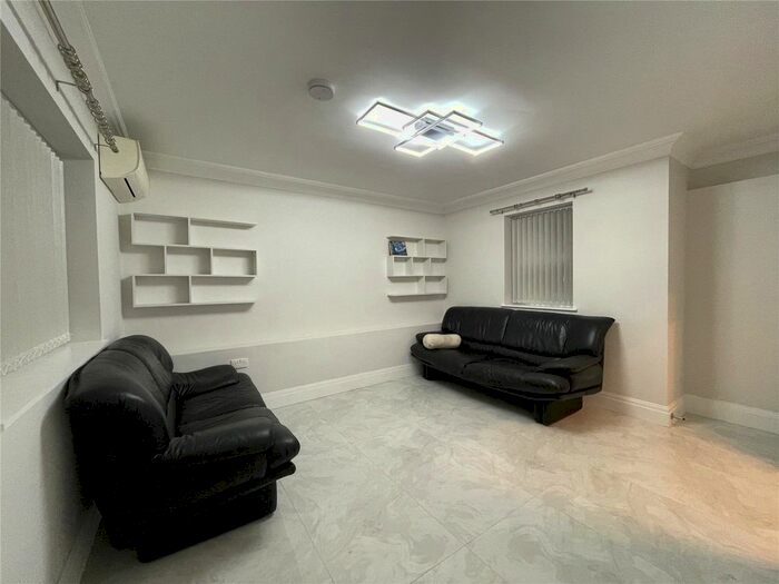 3 Bedroom Flat To Rent In The Mall, Ealing Broadway, London, W5