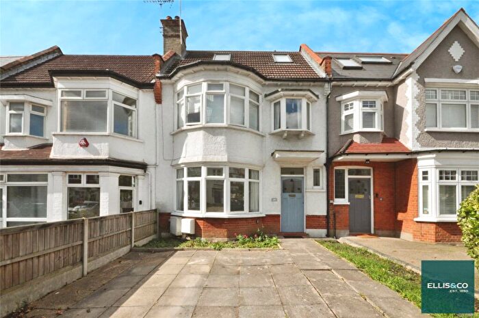 2 Bedroom Apartment To Rent In Queens Avenue, Finchley, N3