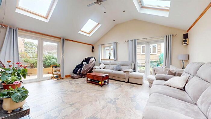5 Bedroom Detached House For Sale In Hamilton Lane, Bletchley, Milton Keynes, MK3