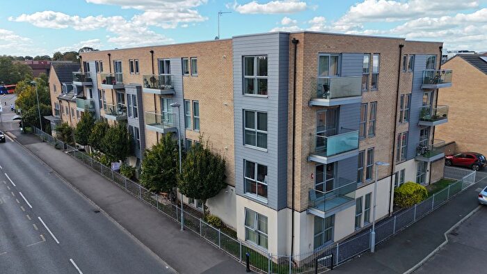 2 Bedroom Flat For Sale In Holly Acre, Dunstable, Bedfordshire, LU5