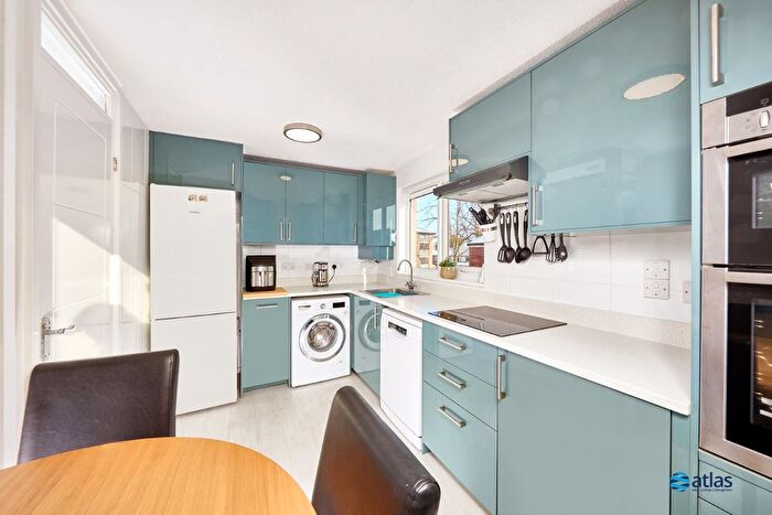 2 Bedroom Flat For Sale In Cavell Close, Woolton, L25