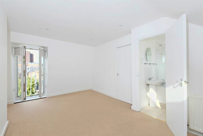 3 Bedroom Maisonette To Rent In Langthorne Street, Fulham, SW6